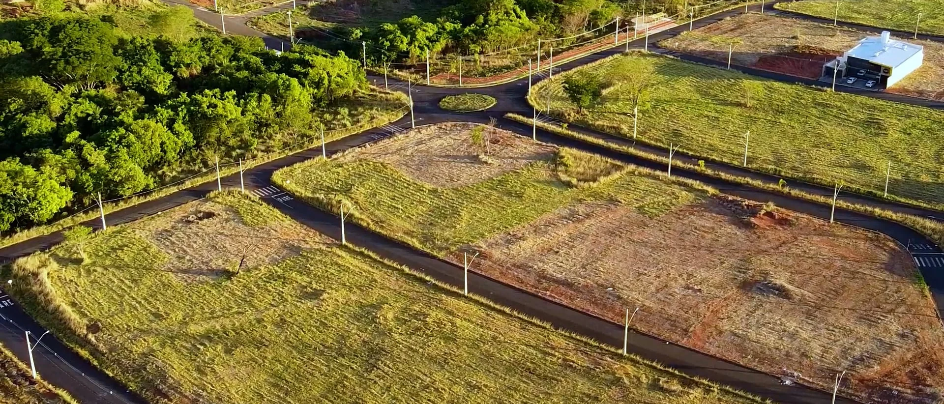 Empreendimento da Start Urbanismo: ruas arborizadas e casas ao entardecer